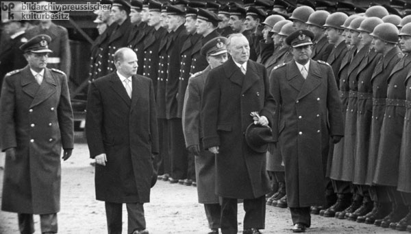 Bundeskanzler Konrad Adenauer und Verteidigungsminister Theodor Blank beim Besuch des ersten Lehrbataillons der Bundeswehr (20. Januar 1956)